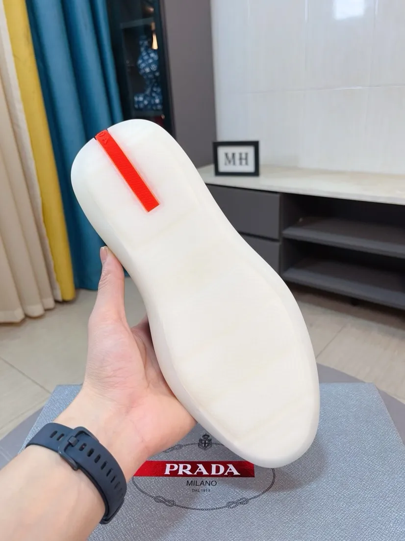 Men's shoes 💰420🌹🌹Prada is a luxurious and fashionable high-end product ✊🔥The perfect last shape and top-notch handcrafting make this shoe immediately create a strong aristocratic atmosphere. Imported first-layer cowhide with brogue carving crafts💋Genuine leather lining🎶Rubber combination outsole specially imported from France for leather shoes😍Color: Mysterious Black☕️Size 38～44